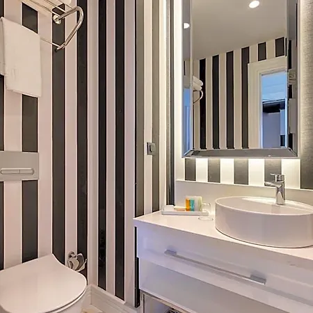 Motif Hotel *