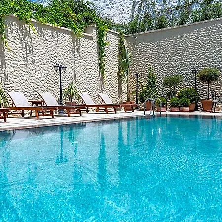 Motif Hotel *